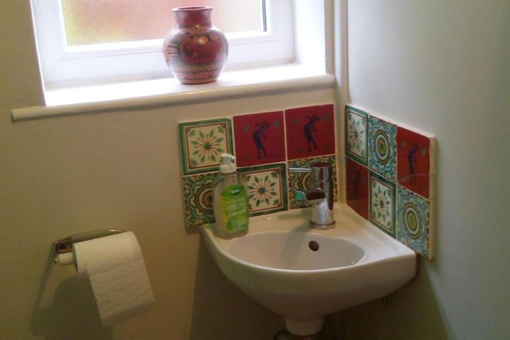 Colourful, Cosy City Home Bath Buitenkant foto