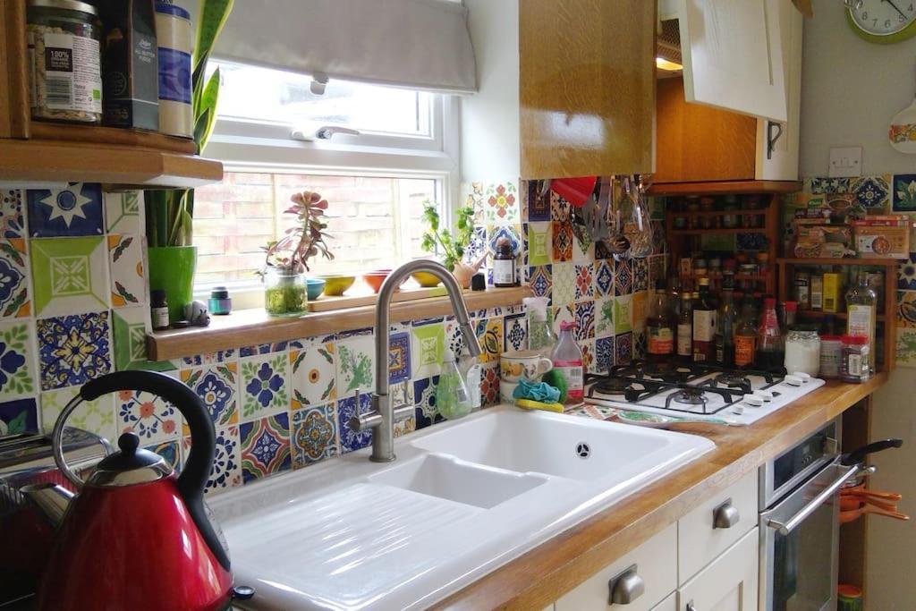 Colourful, Cosy City Home Bath Buitenkant foto
